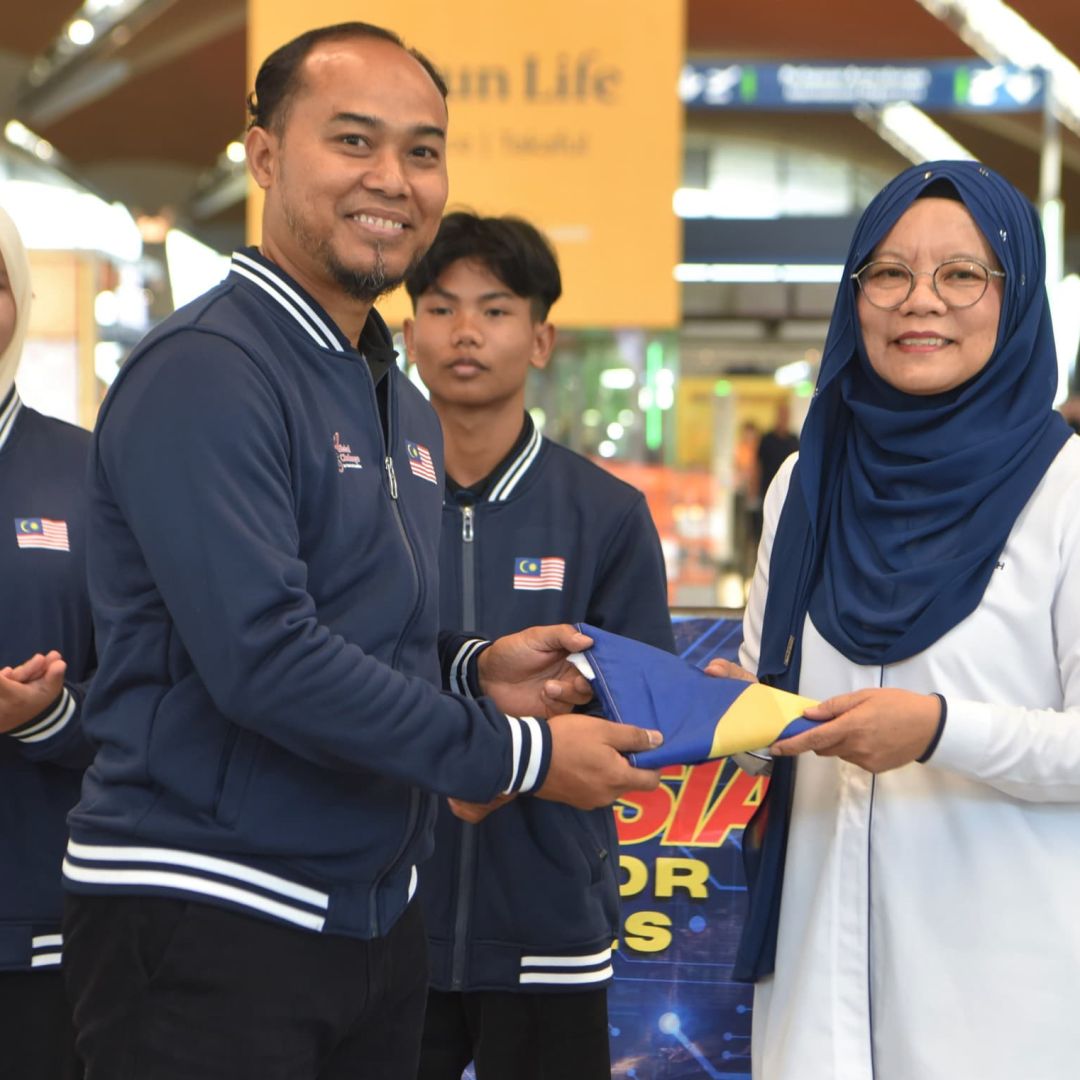 Majlis Penyerahan Jalur Gemilang Kontinjen Malaysia ke GITC